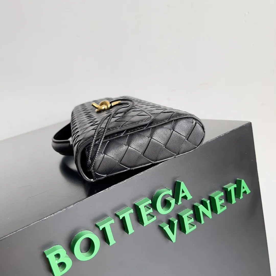 The batch of 1360 BV Andiamo evening handbags has been heavily planted again~ The designer aesthetics in the era of economic downturn are back. I fall in love with it at first sight and can't put it down. It's so beautiful and full of aura. The shape and texture are very competitive. It's light in weight and has sufficient capacity. It's a must-have for fashionistas. It's suitable for many occasions, minimalist, high-end and light luxury. Model No.: 741511 Size: 31*13*3cm